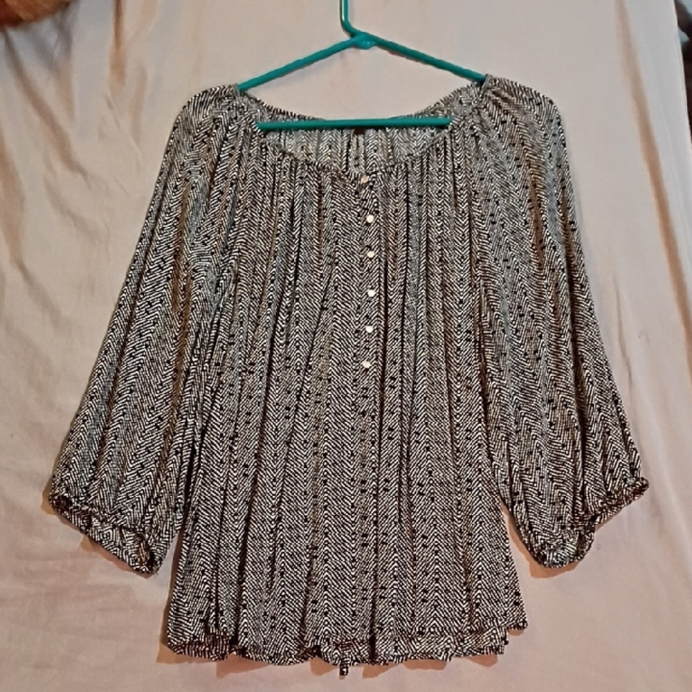 Women's Black and White Patterned Top